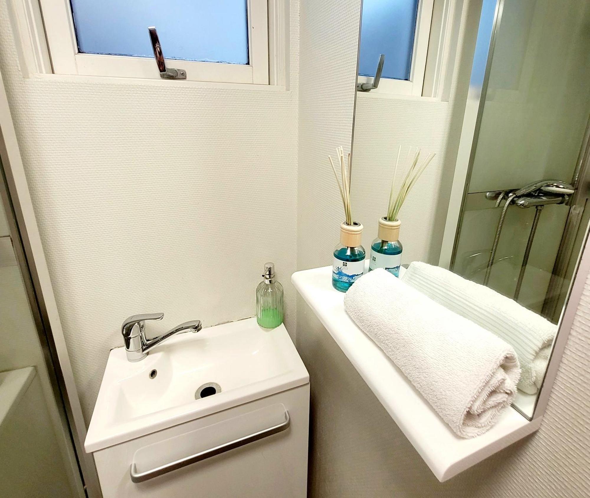 B&B Guesthouse - Bed And Breakfast Keflavik Centre Екстериор снимка